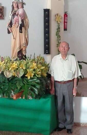 Manuel Santana, junto a la imagen de la Virgen del Carmen que se venera en Las Huesas/TA.